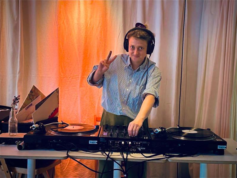 Merlin Klinke Café Sessions w/ DJ jlowrose